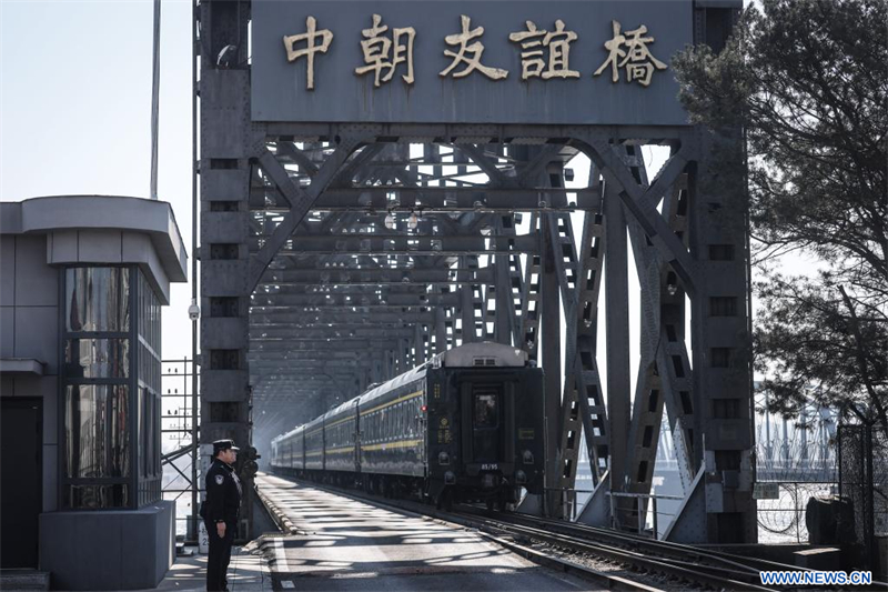 Un train international de passagers reliant la Chine à la RPDC arrive à Pyongyang