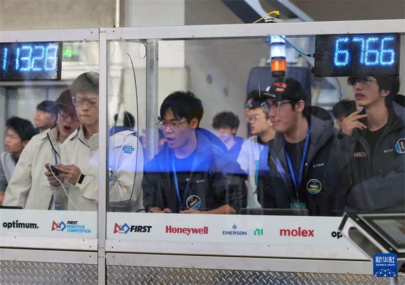 Shanghai : des adolescents chinois et étrangers s'affrontent dans une compétition de robotique