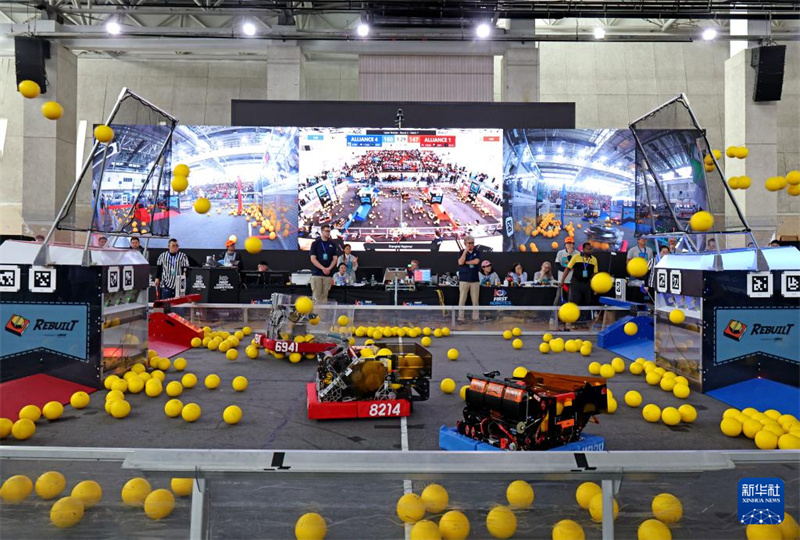 Shanghai : des adolescents chinois et étrangers s'affrontent dans une compétition de robotique