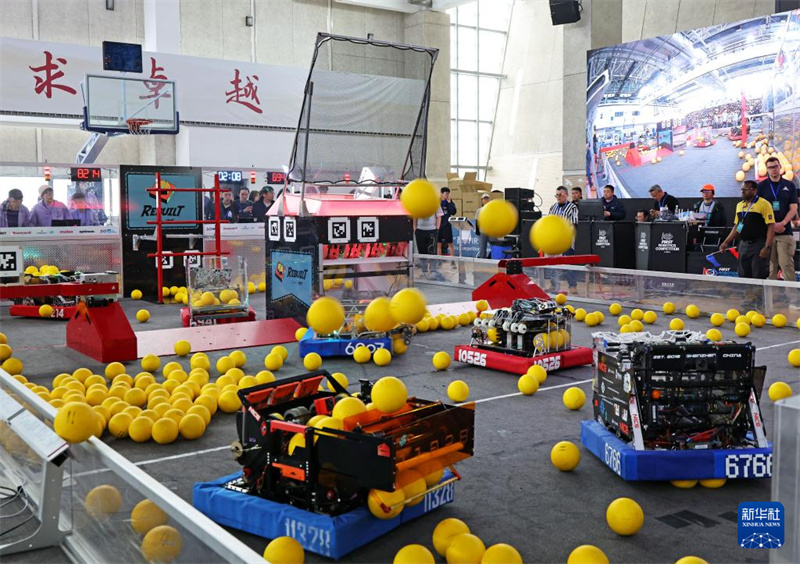 Shanghai : des adolescents chinois et étrangers s'affrontent dans une compétition de robotique