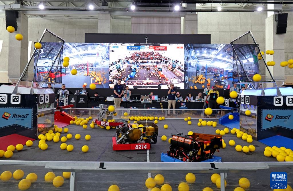 Shanghai : des adolescents chinois et étrangers s'affrontent dans une compétition de robotique