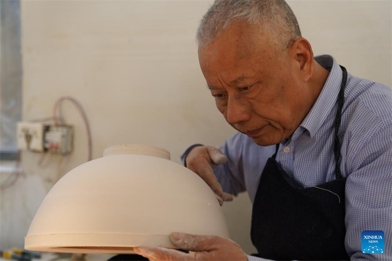 Jiangxi : histoire en photos d'un artisan de la porcelaine coquille d'œuf à Jingdezhen