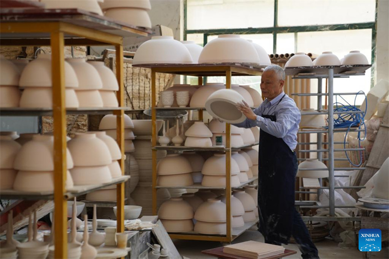 Jiangxi : histoire en photos d'un artisan de la porcelaine coquille d'œuf à Jingdezhen