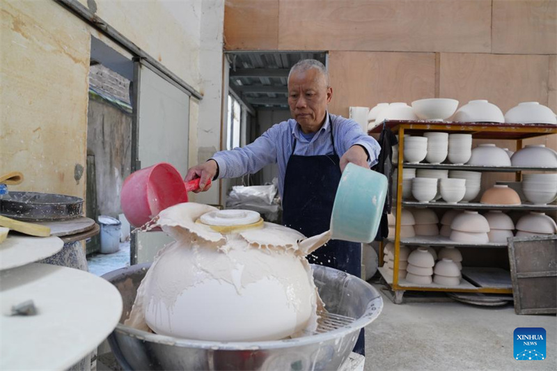Jiangxi : histoire en photos d'un artisan de la porcelaine coquille d'œuf à Jingdezhen