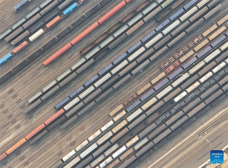 Photo aérienne prise par un drone prise le 17 mars 2026 montrant des trains de marchandises chargés de matériaux agricoles à la gare du Sud de Harbin, capitale de la province du Heilongjiang (nord-est de la Chine). (Wang Song/Xinhua)