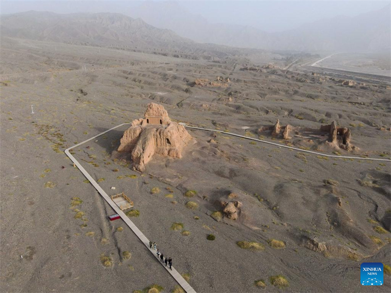 Photo aérienne prise par un drone montrant les ruines du temple bouddhiste Subash à Kuqa, dans la région autonome ouïgoure du Xinjiang (nord-ouest de la Chine), le 19 octobre 2023. (Ding Lei/Xinhua)