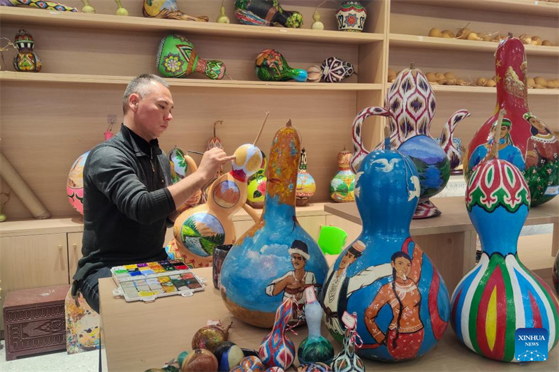 Xinjiang : la ville de Kuqa attire les visiteurs pour découvrir une histoire vivante