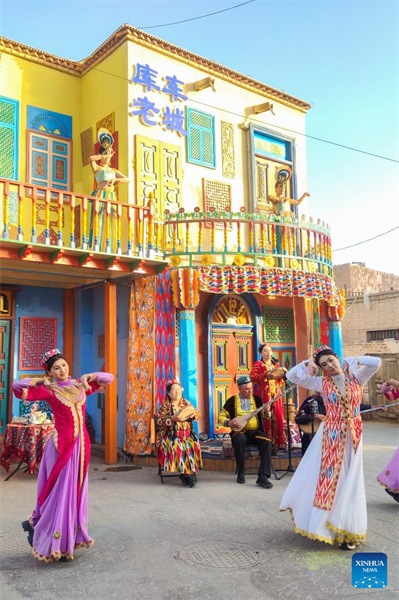 Xinjiang : la ville de Kuqa attire les visiteurs pour découvrir une histoire vivante