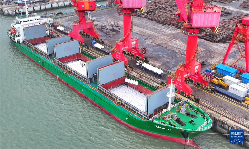 Des navires étrangers déchargent de manière ordonnée des engrais importés, le 18 mars sur le quai de marchandises lourdes de Jinlong, à Zhangjiagang, dans la province du Jiangsu (est de la Chine). (Photo aérienne prise par un drone) (Zhao Guozheng/Xinhua)