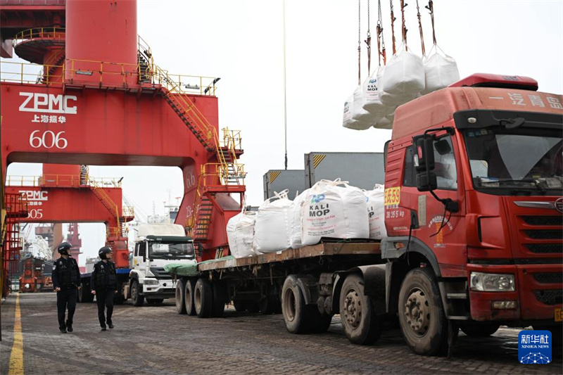 Jiangsu: déchargement d'engrais pour préparer les semailles