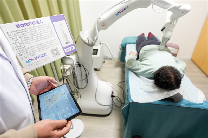 En visite à la station robotique intelligente de soins aux personnes âgées à Beijing