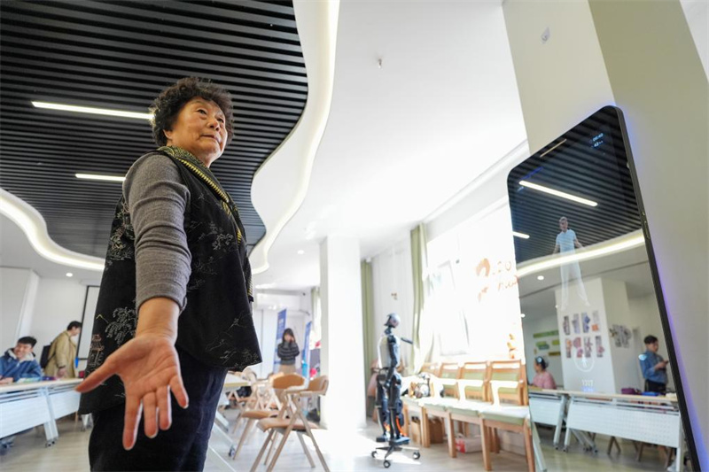 En visite à la station robotique intelligente de soins aux personnes âgées à Beijing