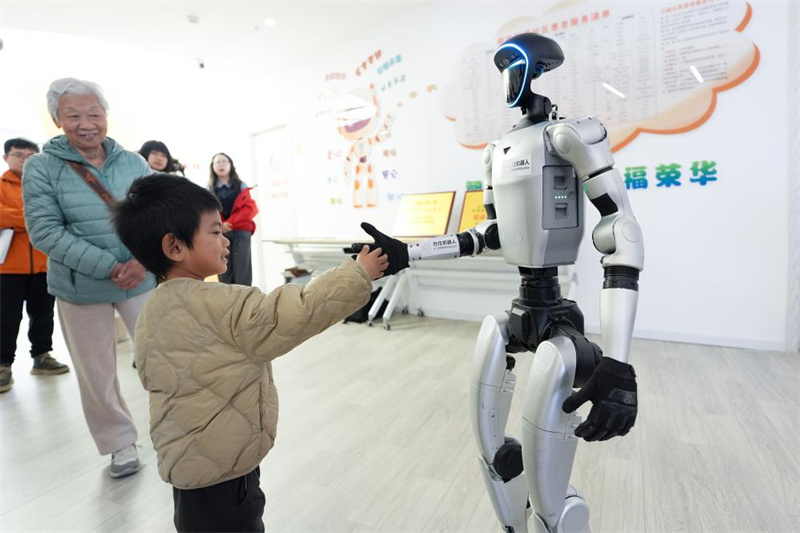 En visite à la station robotique intelligente de soins aux personnes âgées à Beijing