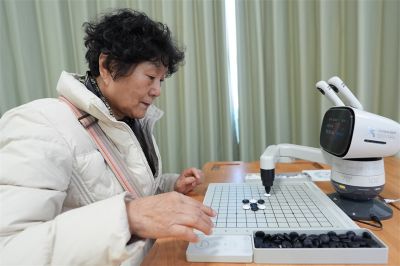 En visite à la station robotique intelligente de soins aux personnes âgées à Beijing