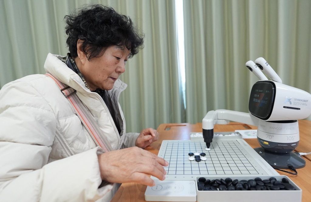 En visite à la station robotique intelligente de soins aux personnes âgées à Beijing