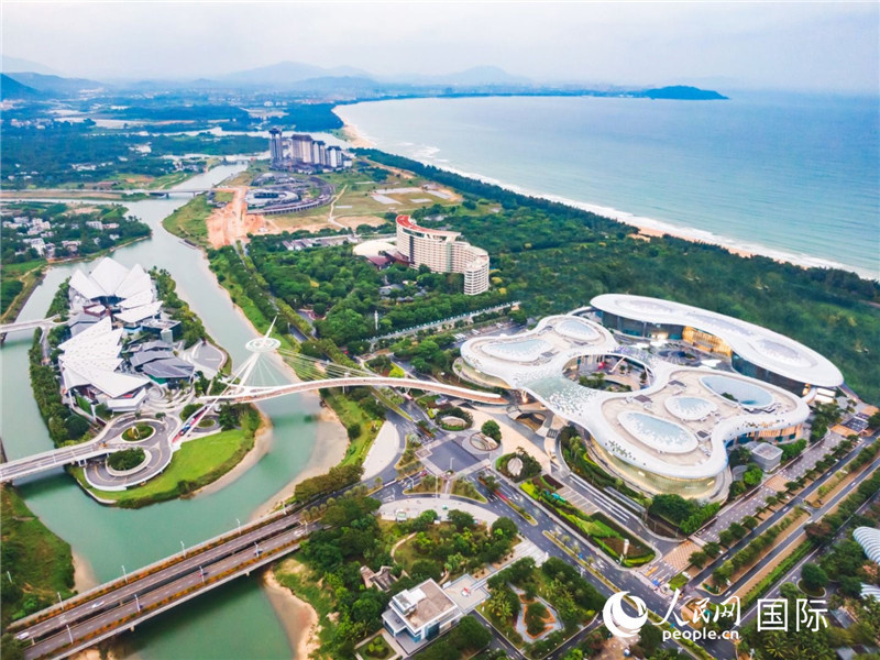 Photo montrant une vue aérienne de la cité hors taxes internationale de Sanya, dans la province de Hainan (sud de la Chine). (Photo/Le Quotidien du Peuple en ligne)