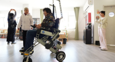 En visite à la station robotique intelligente de soins aux personnes âgées à Beijing