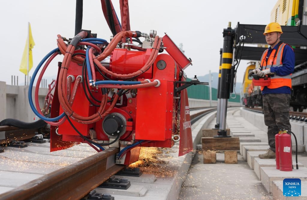 Zhejiang : un appareil de soudage intelligent fait ses débuts sur un chantier de construction ferroviaire