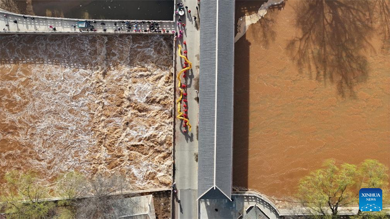 Ningxia : une écluse ouverte détourne l'eau du fleuve Jaune pour l'irrigation à Qingtongxia