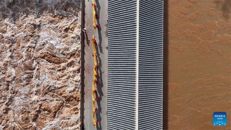 Ningxia : une écluse ouverte détourne l'eau du fleuve Jaune pour l'irrigation à Qingtongxia