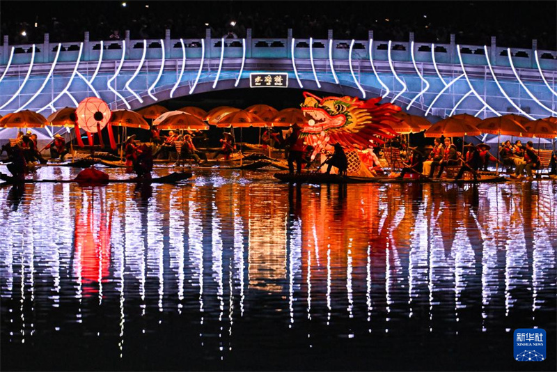 Beijing : un « dragon d'or » célèbre l'arrivée du printemps sur la rivière Liangma