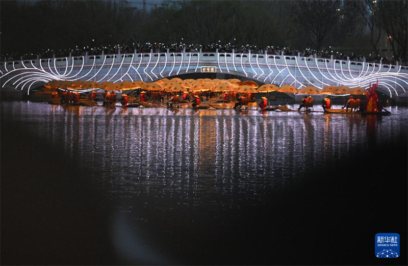 Beijing : un « dragon d'or » célèbre l'arrivée du printemps sur la rivière Liangma