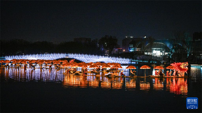 Beijing : un « dragon d'or » célèbre l'arrivée du printemps sur la rivière Liangma