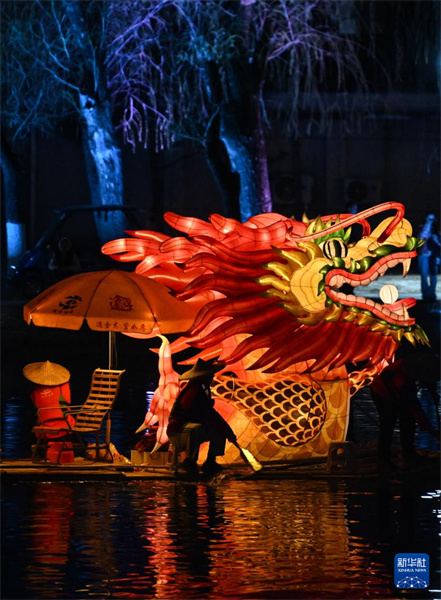 Beijing : un « dragon d'or » célèbre l'arrivée du printemps sur la rivière Liangma