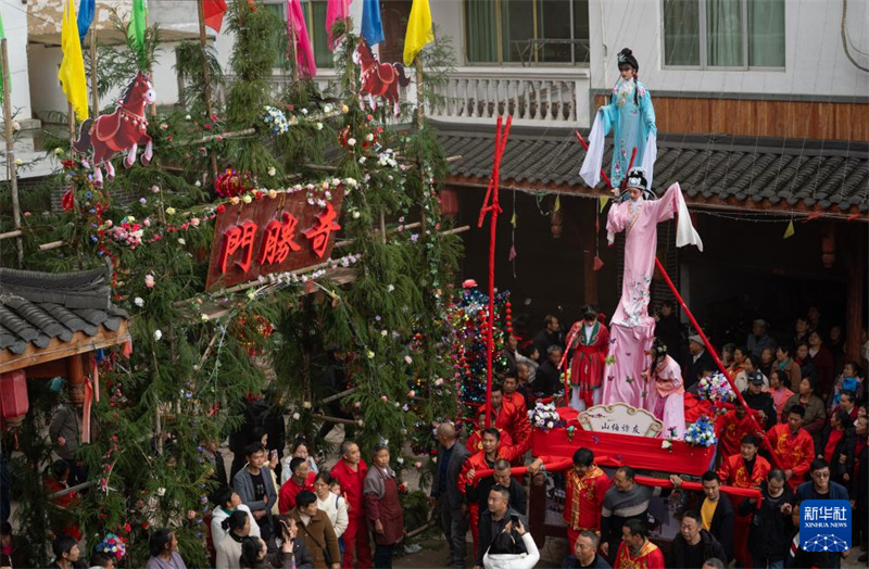Sichuan : la parade du patrimoine immatériel du « Théâtre aérien » à Jiusi
