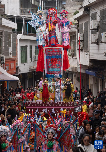 Sichuan : la parade du patrimoine immatériel du « Théâtre aérien » à Jiusi