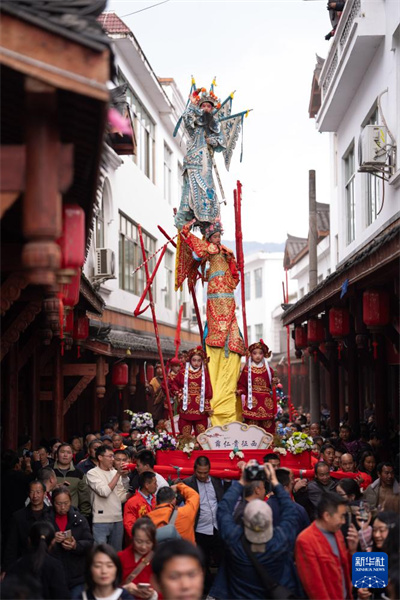 Sichuan : la parade du patrimoine immatériel du « Théâtre aérien » à Jiusi
