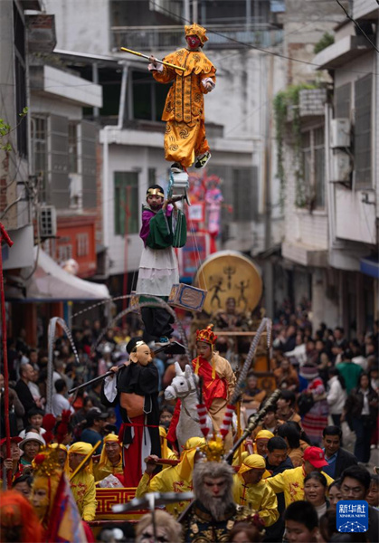 Sichuan : la parade du patrimoine immatériel du « Théâtre aérien » à Jiusi