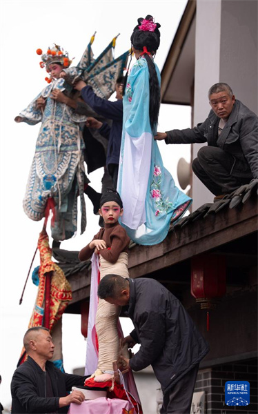 Sichuan : la parade du patrimoine immatériel du « Théâtre aérien » à Jiusi