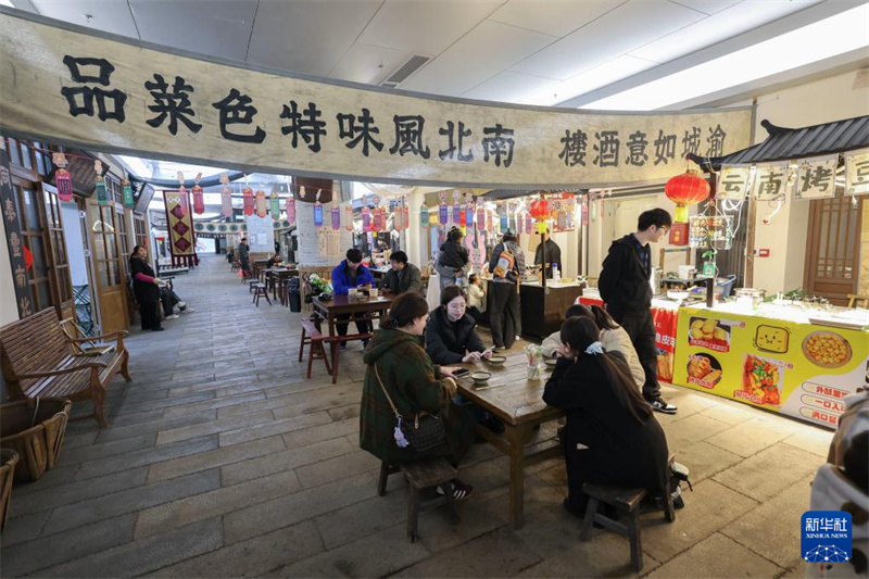 Zhejiang : un nouveau lieu emblématique culturel à Jiaxing stimule la consommation touristique au printemps