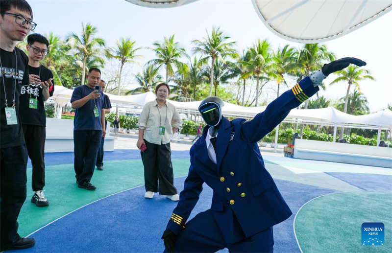 Hainan : les robots intelligents soutiennent la conférence annuelle 2026 du Forum de Bo'ao pour l'Asie