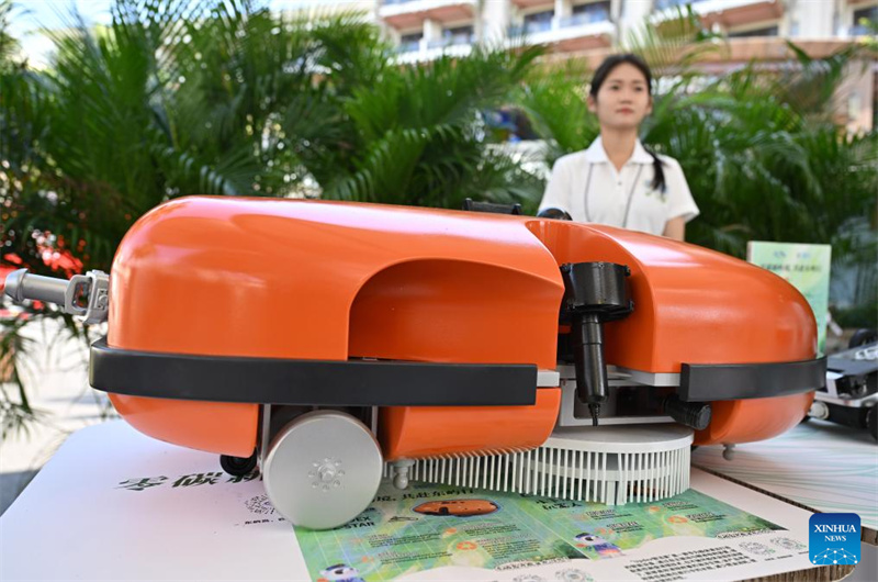 Un robot de nettoyage sous-marin photographié lors de la conférence annuelle 2026 du Forum de Bo'ao pour l'Asie (BFA), dans la province de Hainan (sud de la Chine), le 25 mars 2026. (Guo Cheng/Xinhua)