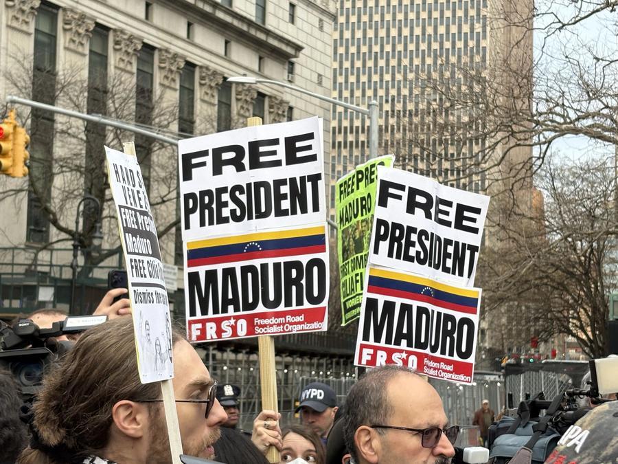 Des partisans du président vénézuélien Nicolas Maduro manifestent devant un tribunal à New York, aux Etats-Unis, le 26 mars 2026. (Xinhua/Zhang Fengguo)
