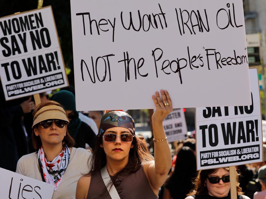 Des personnes participent à un rassemblement contre les attaques américano-israéliennes visant l'Iran devant l'hôtel de ville de Los Angeles, en Californie, aux Etats-Unis, le 7 mars 2026. (Xinhua/Qiu Chen)