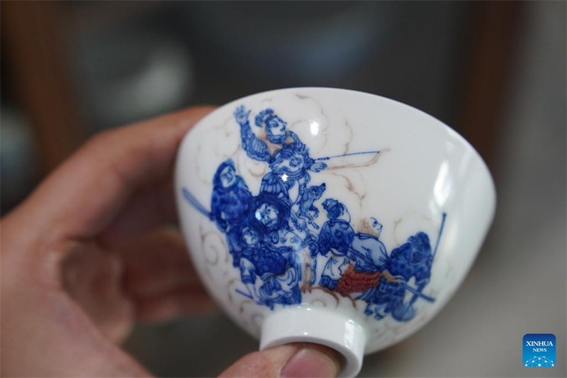 Jiangxi : un jeune couple poursuit son rêve de peindre sur porcelaine à Jingdezhen, la « capitale chinoise de la porcelaine » de Chine