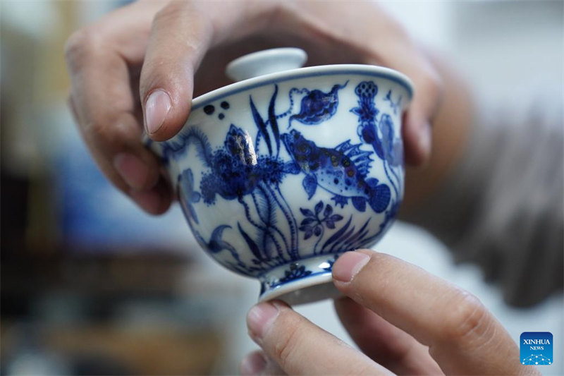 Jiangxi : un jeune couple poursuit son rêve de peindre sur porcelaine à Jingdezhen, la « capitale chinoise de la porcelaine » de Chine