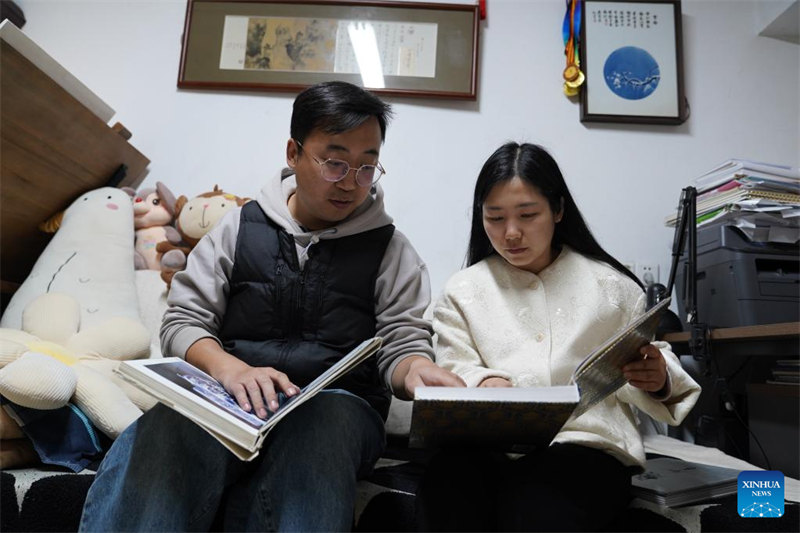 Jiangxi : un jeune couple poursuit son rêve de peindre sur porcelaine à Jingdezhen, la « capitale chinoise de la porcelaine » de Chine