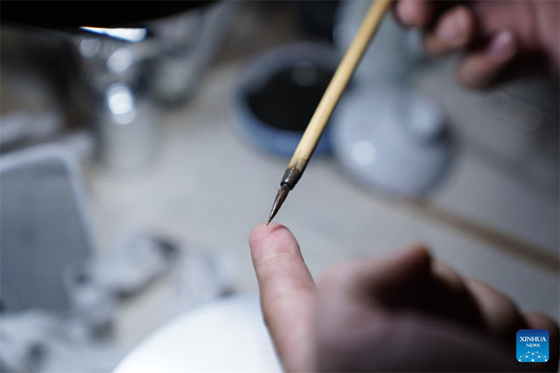 Jiangxi : un jeune couple poursuit son rêve de peindre sur porcelaine à Jingdezhen, la « capitale chinoise de la porcelaine » de Chine