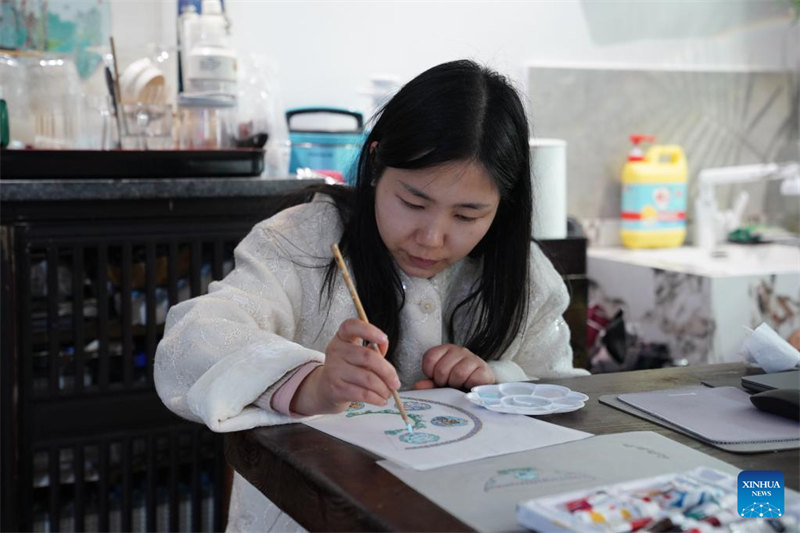 Jiangxi : un jeune couple poursuit son rêve de peindre sur porcelaine à Jingdezhen, la « capitale chinoise de la porcelaine » de Chine