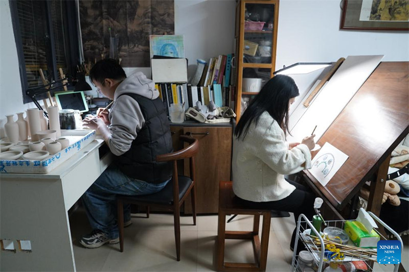Jiangxi : un jeune couple poursuit son rêve de peindre sur porcelaine à Jingdezhen, la « capitale chinoise de la porcelaine » de Chine