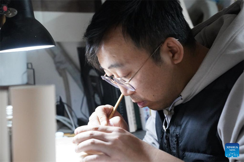 Jiangxi : un jeune couple poursuit son rêve de peindre sur porcelaine à Jingdezhen, la « capitale chinoise de la porcelaine » de Chine