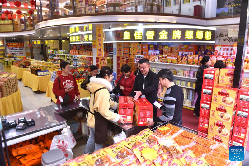 Guangxi : les Luosifen, spécialité traditionnelle de nouilles de riz, gagnent en popularité à Liuzhou