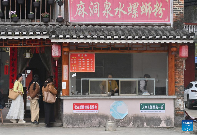 Guangxi : les Luosifen, spécialité traditionnelle de nouilles de riz, gagnent en popularité à Liuzhou