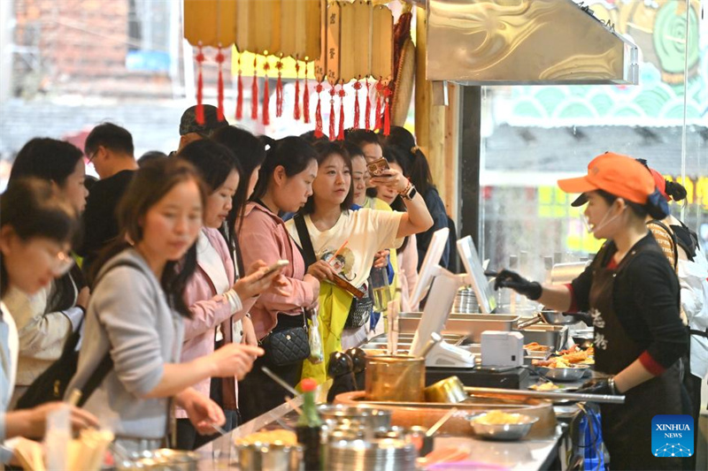 Des touristes achètent des Luosifen dans une boutique spécialisée de la ville de Liuzhou, dans la région autonome Zhuang du Guangxi (sud de la Chine), le 10 mars 2026. (Huang Xiaobang/Xinhua)