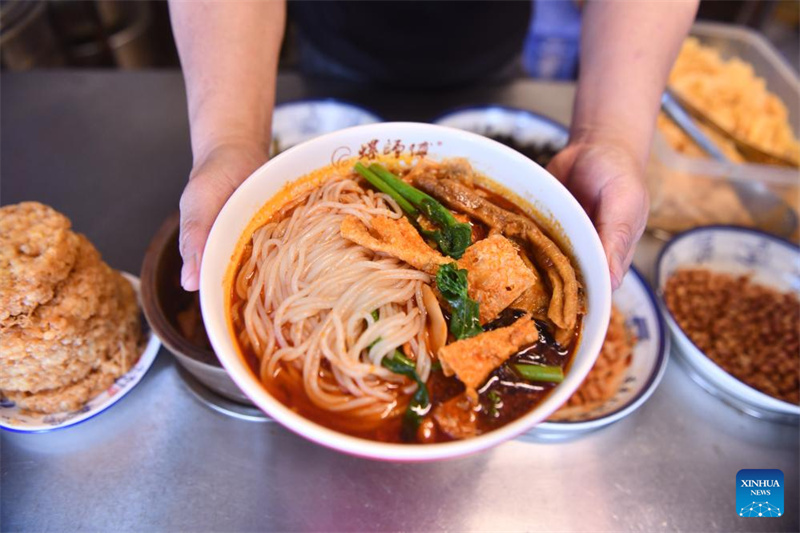 Guangxi : les Luosifen, spécialité traditionnelle de nouilles de riz, gagnent en popularité à Liuzhou