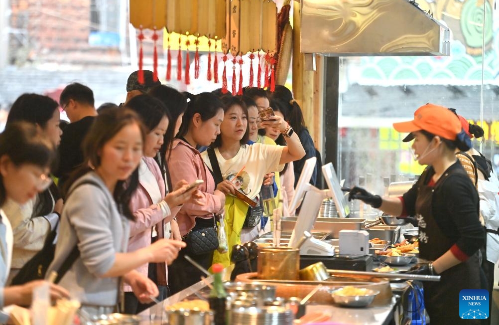 Guangxi : les Luosifen, spécialité traditionnelle de nouilles de riz, gagnent en popularité à Liuzhou